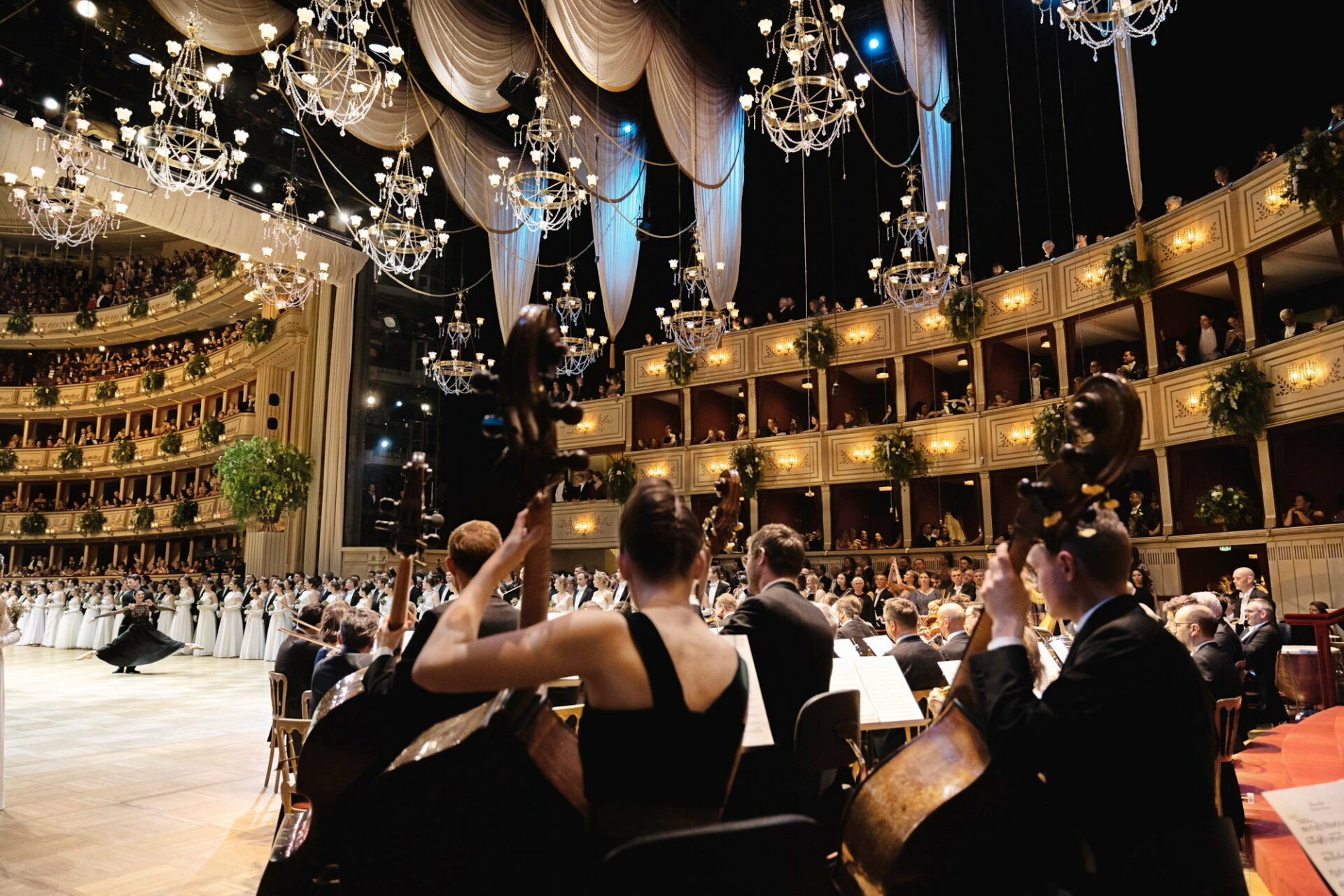 Opernball 2024: Opernstar Garanča und die magische Zahl 3 - Bühne