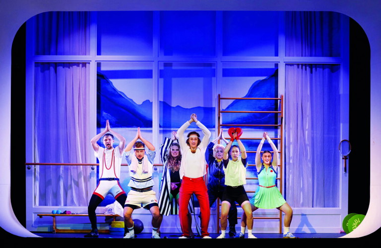 Fitnesstraining in der Kammeroper: Anton Beliaev priani (Arminda), Paul Schweinester (Don Anchise, Podesta), Carina Schmieger (Violante/ Sandrina), Valerie Eickhoff (Cavaliere Ramiro), Elisabeth Freyhoff (Serpetta) (v.l.).