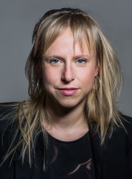 Pelz und Puderzucker: Isabella Sedlak bringt den Krampus auf die Bühne