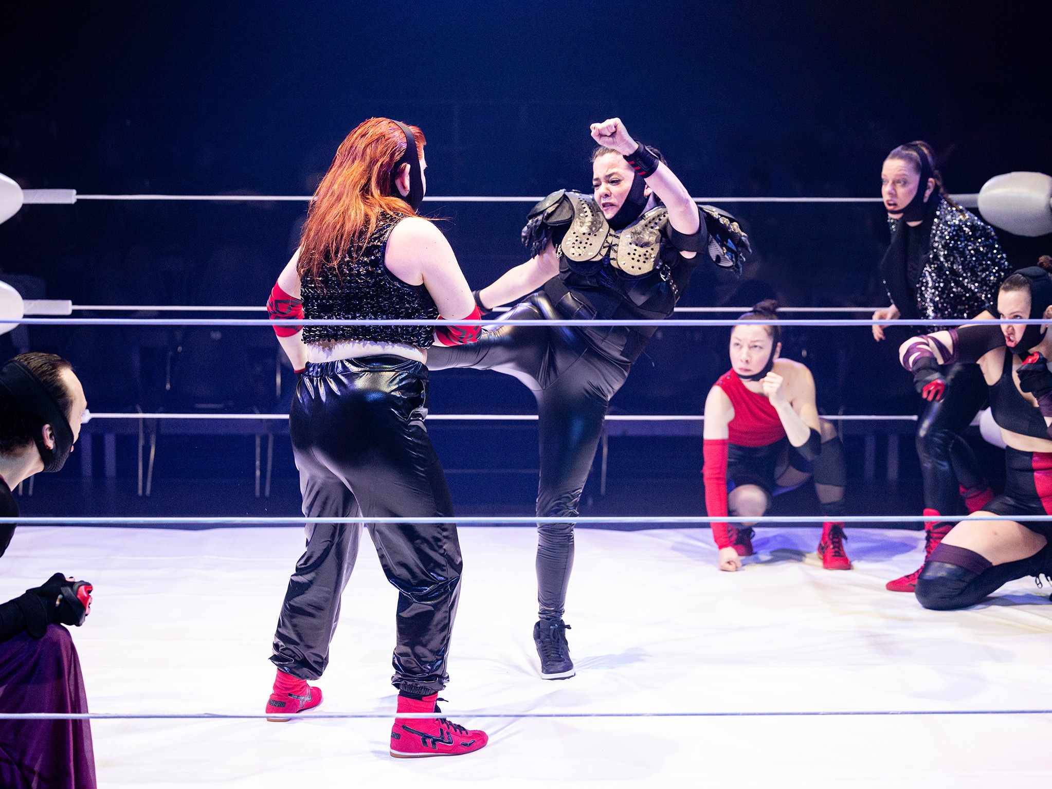 Beim Bühnenbild und den Kostümen ließ sich Mirjam Stängl von der Wrestling-Welt inspirieren.