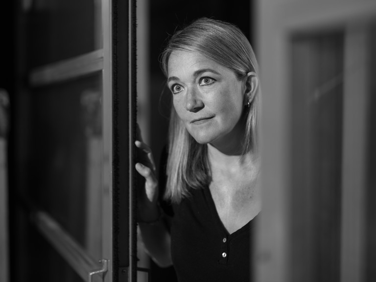 Okarina Peter studierte Bühnen- und Kostümbild an der Kunstakademie Düsseldorf, arbeitete u.a. am Düsseldorfer Schauspielhaus, am Theater Bremen, an den Münchner Kammerspielen und bei den Wiener Festwochen und ist seit 1999 als freie Bühnen- und Kostümbildnerin tätig. Sie und Timo Dentler sind privat und beruflich ein Paar.