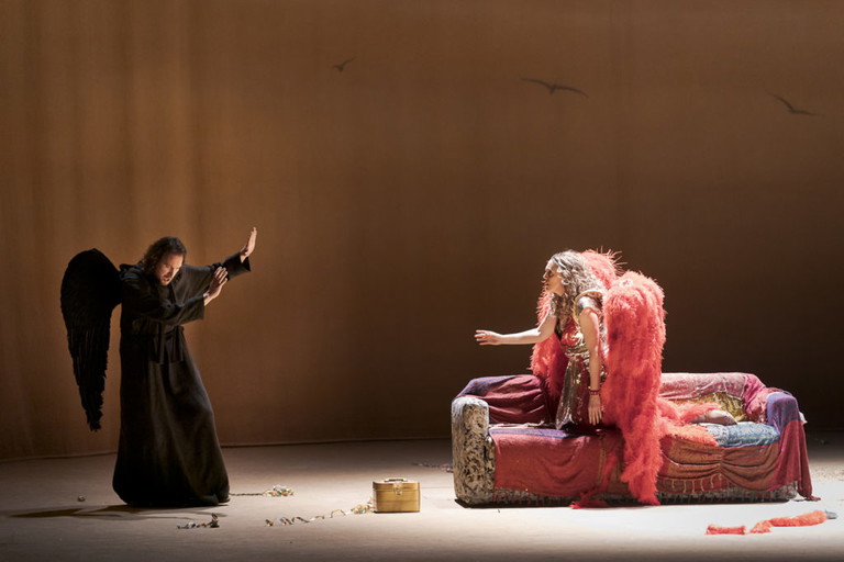 Nicole Chevalier in der Titelrolle der Thaïs und Josef Wagner als Athanael: Die Premiere der Oper stand ohne Publikum statt, aber wurde für Fernsehen und Radio aufgezeichnet.