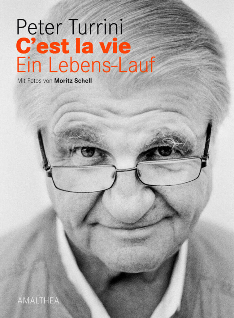 „Ich entdeckte, dass man sich eine Welt erfinden muss, um zu etwas zu kommen, und dieser Vorgang hält bis heute an.“ – Peter Turrini
Unser Buchtipp: „C’est la vie. Ein Lebens-Lauf“ von Peter Turrini mit Fotos von Moritz Schell, Amalthea 