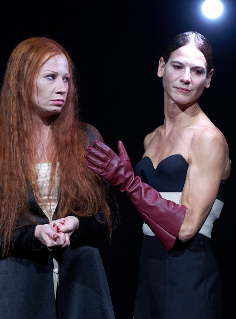Birgit Minichmayr und Bibiana Beglau in „Maria Stuart“. 
