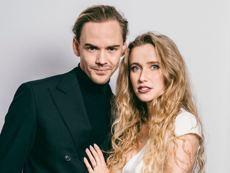 Dunkel trifft Hell.
„Ich habe oft den Helden gespielt. Jetzt freue ich mich, mich auf die dunkle Seite zu begeben“, so das neue Phantom, gespielt von Anton Zetterholm. Hier mit seiner Kollegin Lisanne Clémence Veeneman, die die weibliche Hauptrolle Christine Daaé spielt.
