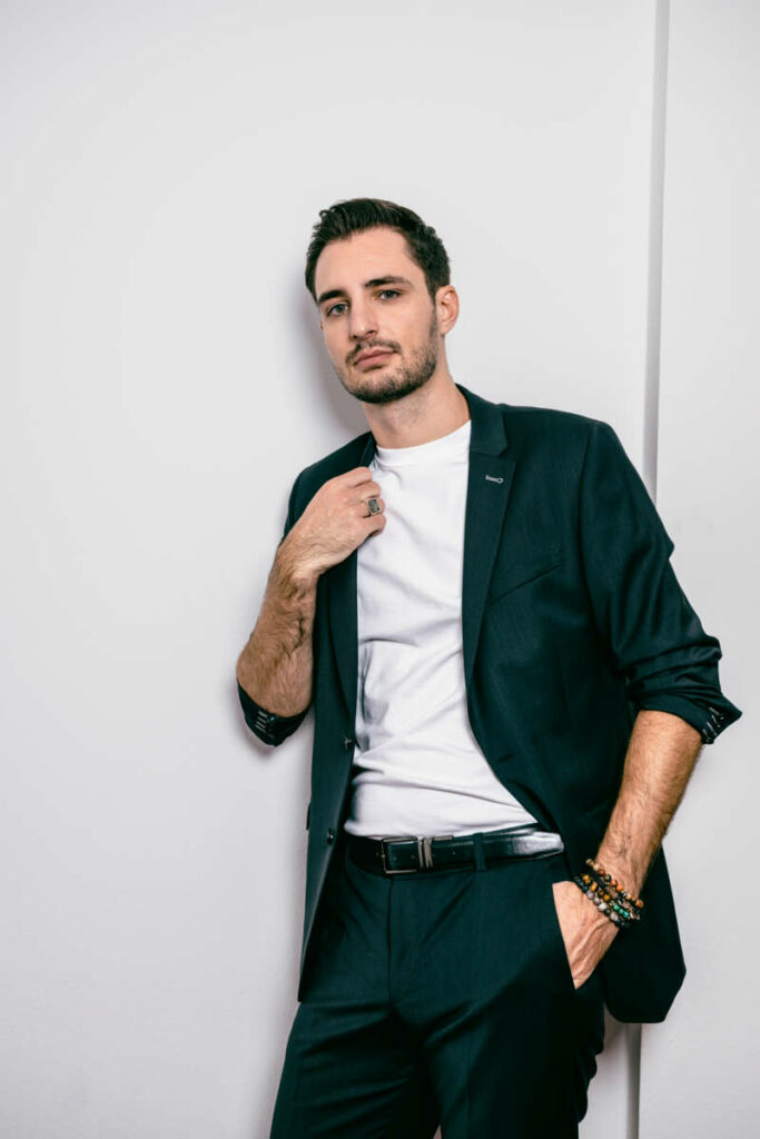 Roy Goldman verkörpert Raoul, Vicomte de Charny, den Geliebten von Christine. 2014 nahm Goldman sein Studium in Musiktheater an der Fontys Hochschule auf, welches er 2018 mit einem Bachelor abschloss. Schon während seiner Ausbildung wirkte er in diversen Musicalproduktionen mit. In Wien stand er bereits in den Musicals „Miss Saigon“ und „Der Glöckner von Notre Dame“ auf der Bühne.Der Mann ohne Maske.Der gebürtige Niederländer lebt seit fast drei Jahren in Wien. In Hamburg kam er zum ersten Mal mit dem „Phantom der Oper“ in Berührung, dort habe er sich „nicht in das Phantom verliebt, aber in das Stück“. Was Schönheit für ihn bedeutet? „Ein Leben ohne Maske.“ 