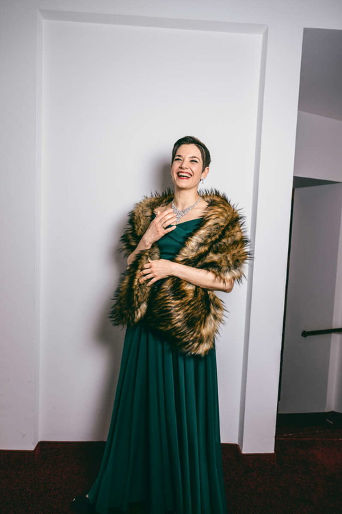 Milica Jovanović als Carlotta Giudicelli. Die deutsch-serbische Musicaldarstellerin stand bereits in der deutschsprachigen Erstaufführung der „Phantom“-Fortsetzung „Liebe stirbt nie“ als Christine Daaé auf der Bühne. „Die Rolle der Operndiva ist für mich wie nach Hause zu kommen.“ 