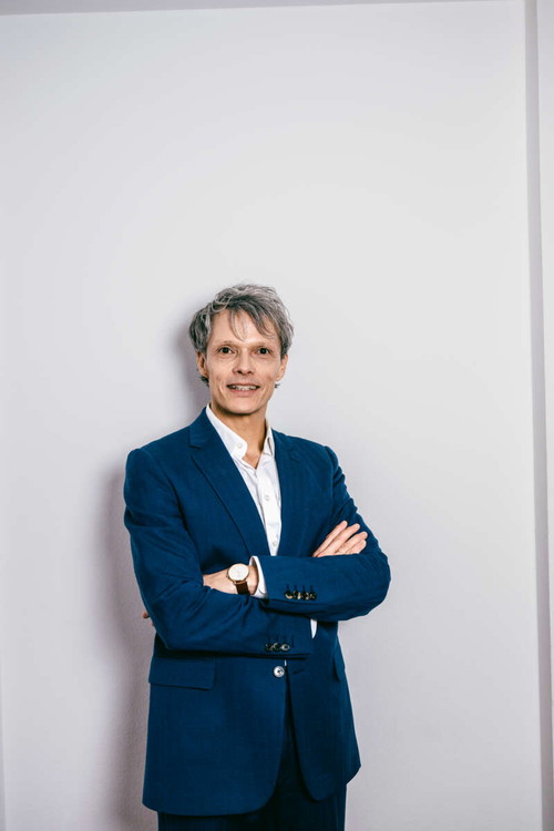 Rob Pelzer spielt Monsieur André. Der gebürtige Niederländer absolvierte seine Ausbildung in Amsterdam, London und Wien. „Ich wollte immer zum Theater, etwas anderes war für mich keine Option.“ Er verkörpert einen der beiden Theaterdirektoren im „Phantom der Oper“. 