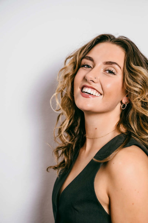 Laura May Croucher als Meg Giry. Die 24-jährige Britin verkörpert die Ballerina Meg, Christines beste Freundin. „Es gibt nicht viele Musicals, wo man gleichzeitig singt und tanzt. Ich fühle mich geehrt, in diese Rolle schlüpfen zu dürfen.“ 