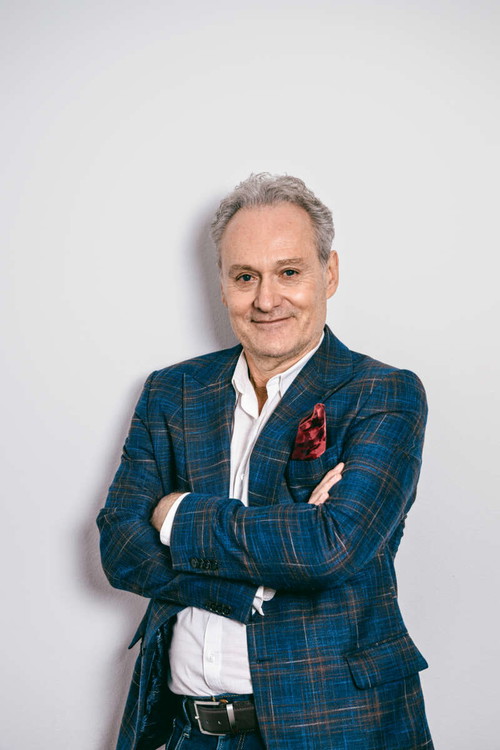 Thomas Sigwald spielt Monsieur Firmin. Schauspielausbildung am Max Reinhardt Seminar. Konzerttourneen führten den Tenor u. a. in die USA sowie nach Australien. Bis 2022 war Sigwald fixes Ensemblemitglied der Wiener Volksoper. Ab März 2024 spielt er den zweiten Theaterdirektor. 