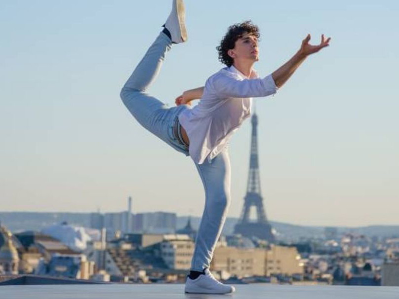 Pablo Legasa ist Solist  im Ballettensemble der Pariser Oper. Für die dritte Bühne tanzt er über den Dächern von Paris zu Satie. 