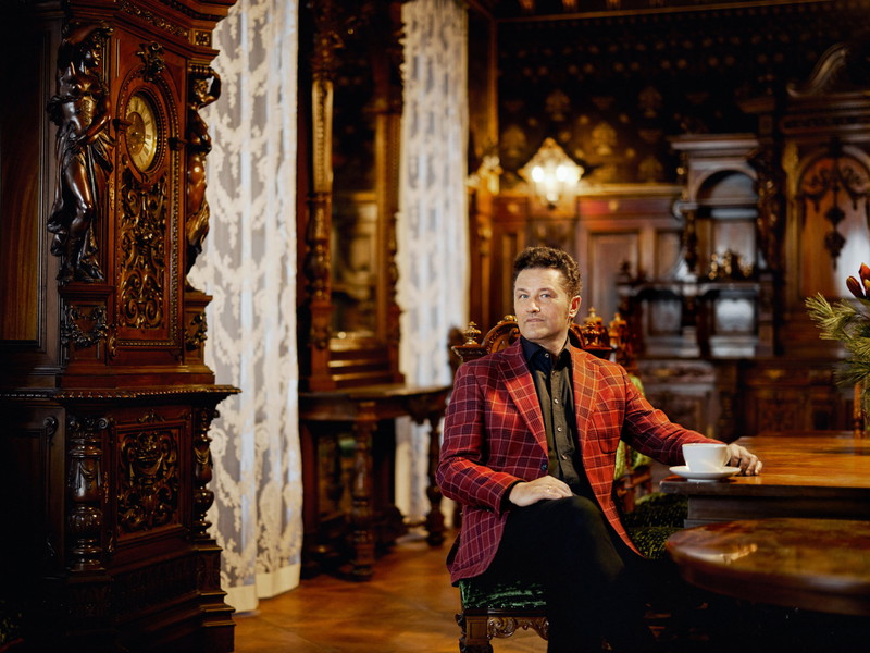 Piotr Beczała im denkmalgeschützten Salon des Almathea Verlags in Wien-­Landstraße. Der Raum dient auch oft als Filmkulisse.