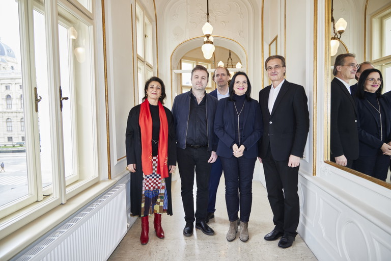 (v.l.n.r) Kulturstadträtin Veronica Kaup-Hasler; Jan Philipp Gloger; Cay Urbanek, kaufmännischer Direktor des Volkstheaters; Kunst- und Kulturstaatssekretärin Andrea Mayer und Stiftungsvorstand Roland Geyer.