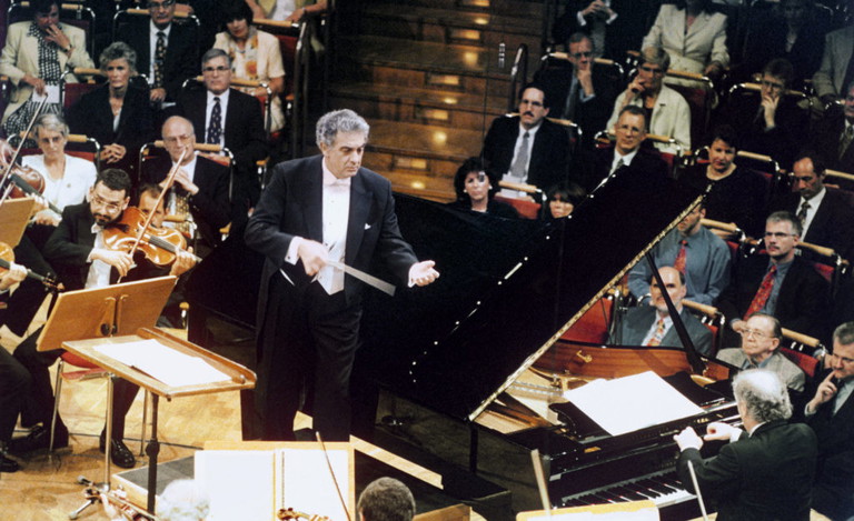 Domingo als Dirigent, hier für das Chicago symphony orchestra bei einem Auftritt in Köln. Ist der Publikumsliebling als Dirigent so gut wie als Sänger? Eine unnötige Frage, von einem Daumen-rauf-Daumen-runter-Gesichtspunkt gestellt.