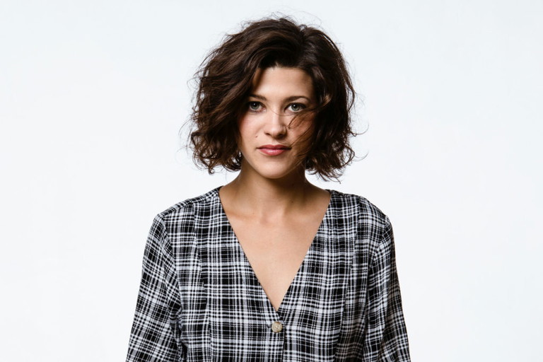 Johanna Hainz spielt Julia in „Krieg der Welten" im Theater der Jugend. 