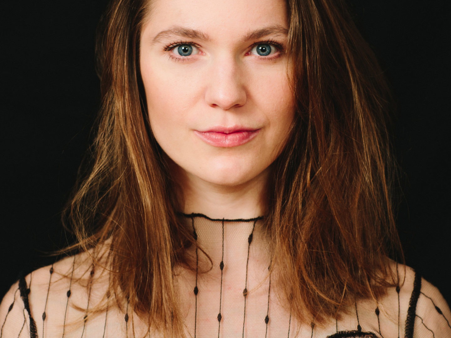 Maria Astl spielt die Laura und ist eine der drei Protagonistinnen in „Krieg der Welten" im Theater der Jugend. 