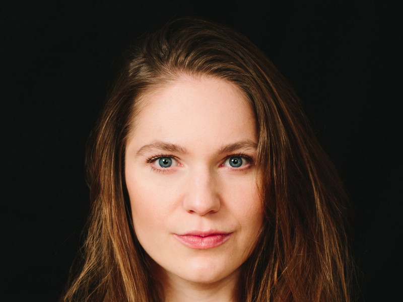 Maria Astl spielt die Laura und ist eine der drei Protagonistinnen in „Krieg der Welten" im Theater der Jugend. 