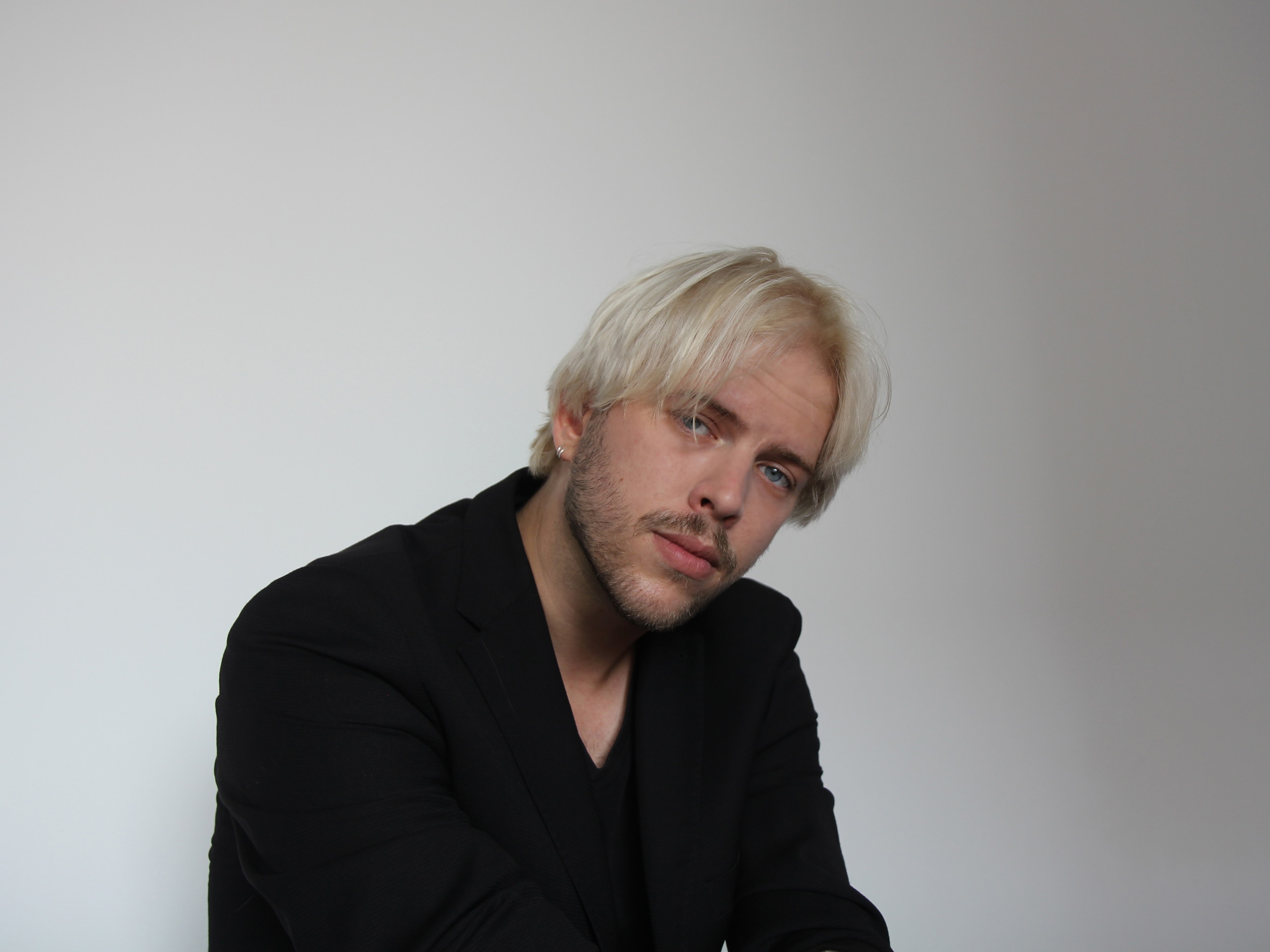 Dávid Paška, geboren in Bratislava, ist Theaterregisseur, Dramatiker und Schriftsteller. 2022 beendete er sein Regie-Studium am Max Reinhardt Seminar in Wien, seither arbeitet er als freier Regisseur. Seine Inszenierung von Nathalie Sarrautes „Das Schweigen“ wurde zum Festival Körber Studio Junge Regie 2022 und die Uraufführung von Thomas Perles Stück „ein jedermann“ im rumänischen Teatrul National Radu Stanca wurde in das Programm des internationalen Theaterfestivals FITS aufgenommen (2022).