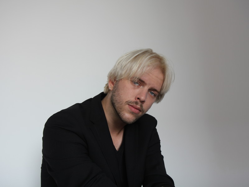 Dávid Paška, geboren in Bratislava, ist Theaterregisseur, Dramatiker und Schriftsteller. 2022 beendete er sein Regie-Studium am Max Reinhardt Seminar in Wien, seither arbeitet er als freier Regisseur. Seine Inszenierung von Nathalie Sarrautes „Das Schweigen“ wurde zum Festival Körber Studio Junge Regie 2022 und die Uraufführung von Thomas Perles Stück „ein jedermann“ im rumänischen Teatrul National Radu Stanca wurde in das Programm des internationalen Theaterfestivals FITS aufgenommen (2022).