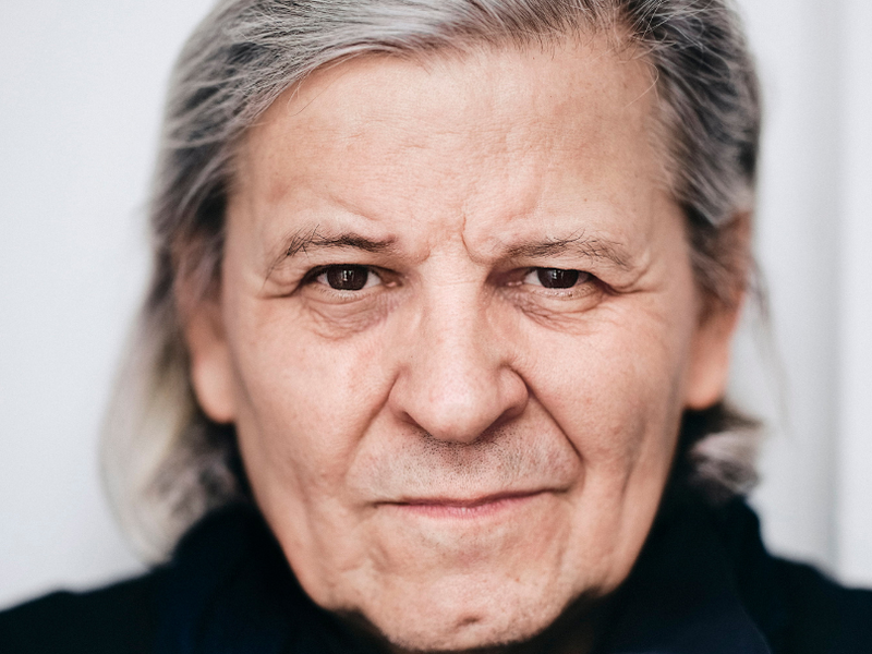Janusz Kica studierte an der Universität Krakau und später in Köln, begann seine Laufbahn
als Regieassistent von Andrzej Wajda und als Produktionsleiter bei Peter Stein. Heute inszeniert er vor allem in Deutschland, Österreich, der Schweiz, Kroatien, Slowenien und Italien. Seit 1999 immer wieder am Theater in der Josefstadt zu Gast. Aktuell etwa mit „Der Weg ins Freie“, „Das Konzert“ und „Leopoldstadt“.