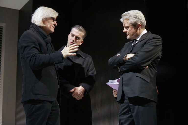 „Professor Bernhardi“.
Arthur Schnitzlers 1912 geschriebenes Stück über die Funktionsweisen von Politik und Intrige war 2017 an der Josefstadt ein großer Erfolg. Im Bild: Janusz Kica bei den Proben mit Matthias Franz Stein und Herbert Föttinger.