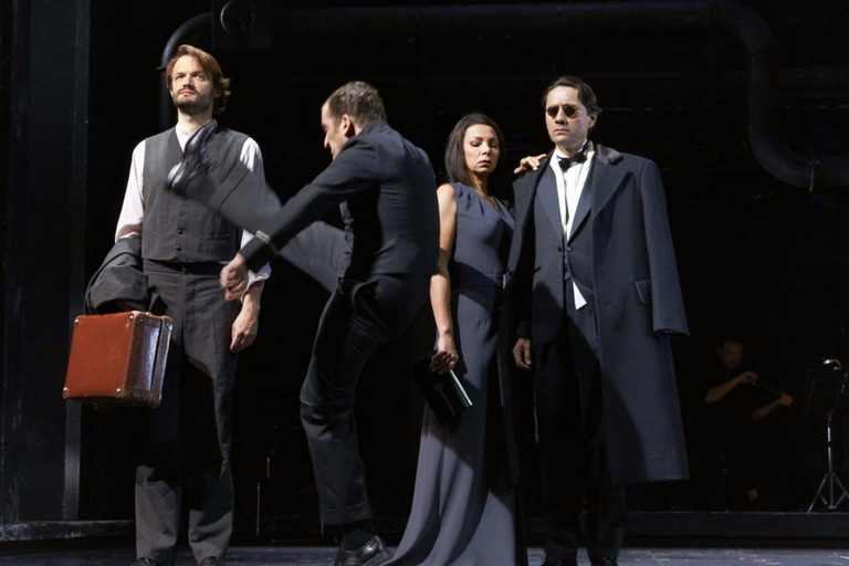  „Reise der Verlorenen“. Daniel Kehlmanns Stück, 2018 mit Roman Schmelzer, Raphael von Bargen, Sandra Cervik, Ulrich Reinthaller 