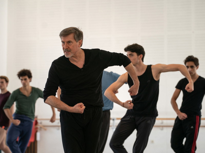 Martin Schläpfer ist der neue Direktor des Wiener Staatsballetts. Hier probt er mit den Tänzerinnen und Tänzern „4".