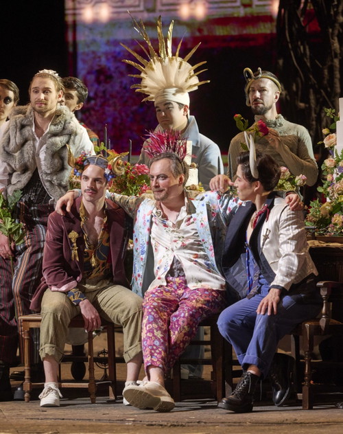 Foto: Wiener Staatsoper/Michael Pöhn
Georg Nigl als Orfeo und das Ensemble von L'Orfeo in der Wiener Staatsoper.