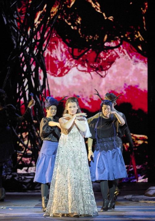 Foto: Wiener Staatsoper/Michael Pöhn
Slávka Zámečníková als Euridice mit zwei Ensemblemitgliedern.