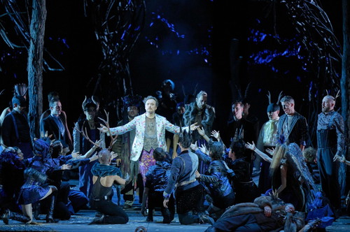 Foto: Wiener Staatsoper/Michael Pöhn
Georg Nigl als Orfeo und das Ensemble der Wiener Staatsoper.