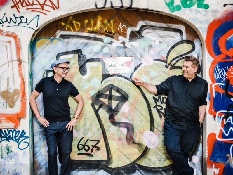 Graffiti und Theatermacher. Chefdramaturg Gerald Maria Bauer und Direktor Thomas Birkmeir vor einer Wand in der Mondscheingasse im siebten Bezirk in Wien. 