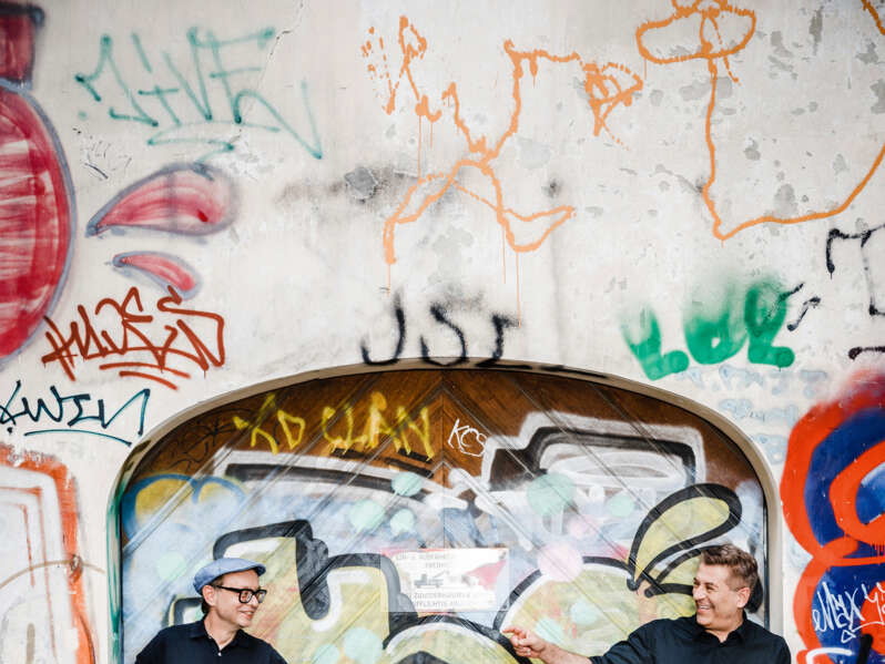 Graffiti und Theatermacher. Chefdramaturg Gerald Maria Bauer und Direktor Thomas Birkmeir vor einer Wand in der Mondscheingasse im siebten Bezirk in Wien. 