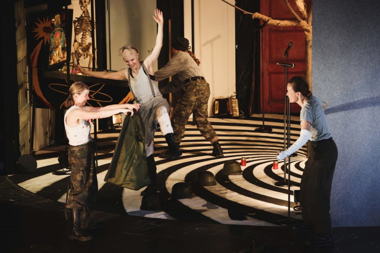 Therese Affolter, Katharina Klar, Susa Meyer und Martina Stilp in Ödön von Horváths „Ein Kind unserer Zeit“. 