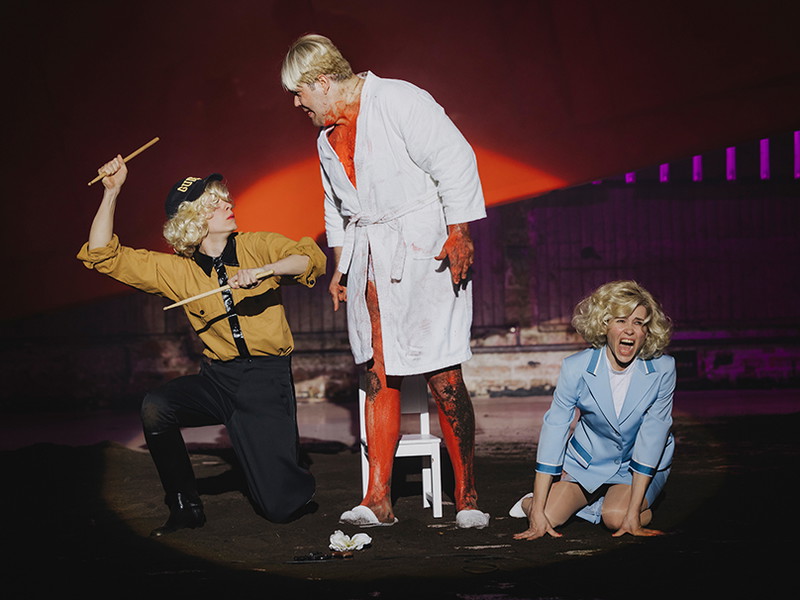 Felix Kammerer, Marcel Heuperman und Andrea Wenzl in „Reich des Todes“. 