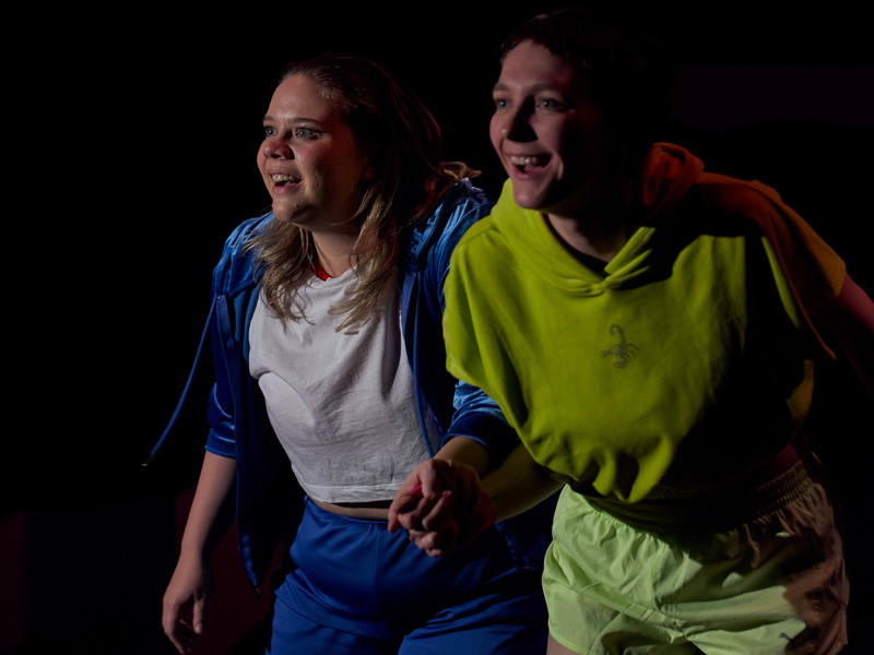 Ida Golda und Olivia Marie Purka in „So forsch, so furchtlos“ im Theater Drachengasse.