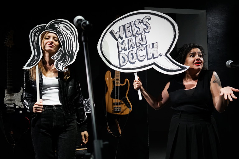 Barča Baxant und Edwarda Gurrola in „Schäfchen im Trockenen“.