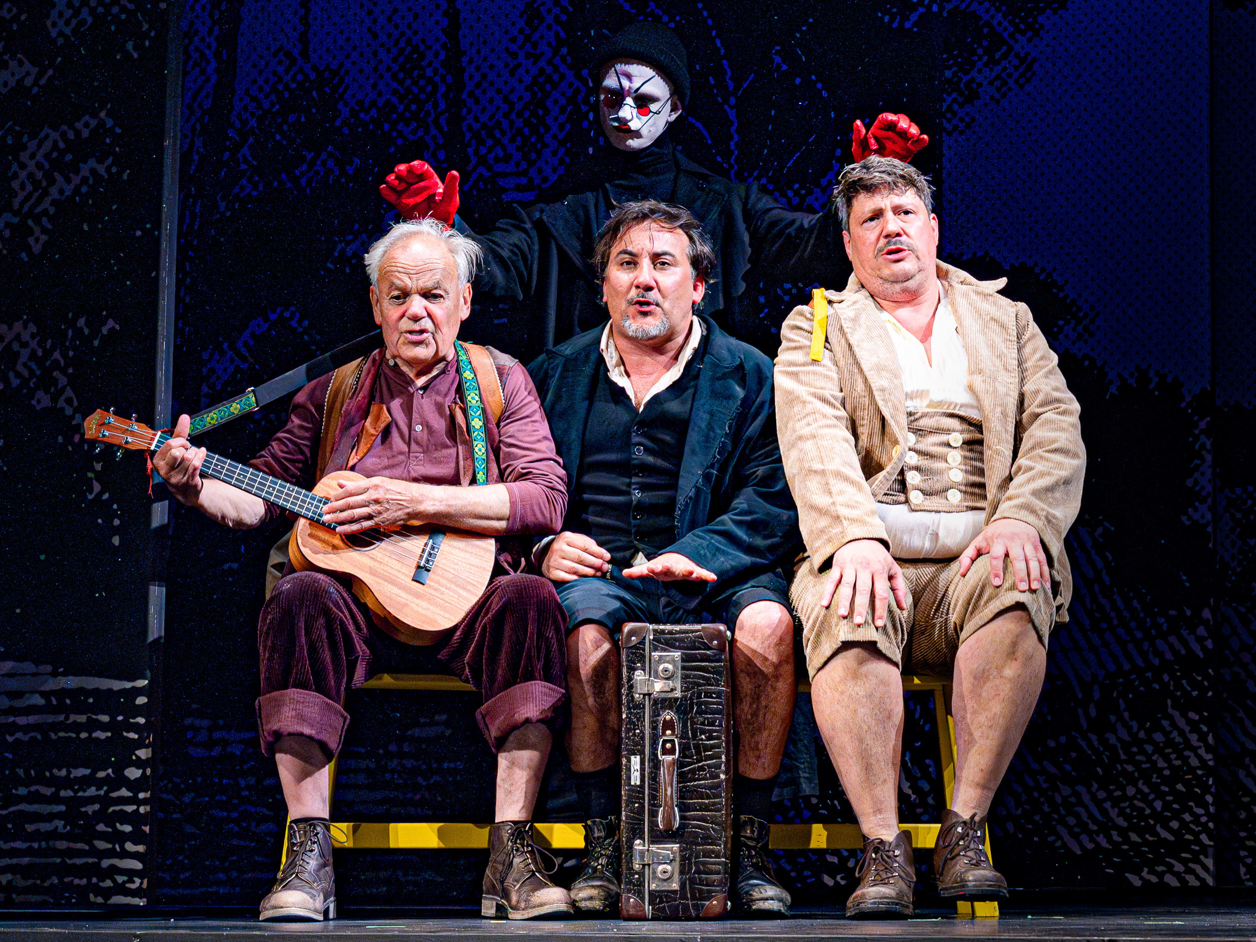 v.l.n.r.: Die drei Lumpen Robert Meyer (Knieriem), Florian Carove (Zwirn), Thomas Frank (Leim), dahinter: Sebastian Wendelin (Lumpazivagabundus) in Reichenau.