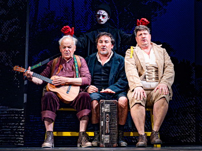 v.l.n.r.: Die drei Lumpen Robert Meyer (Knieriem), Florian Carove (Zwirn), Thomas Frank (Leim), dahinter: Sebastian Wendelin (Lumpazivagabundus) in Reichenau.