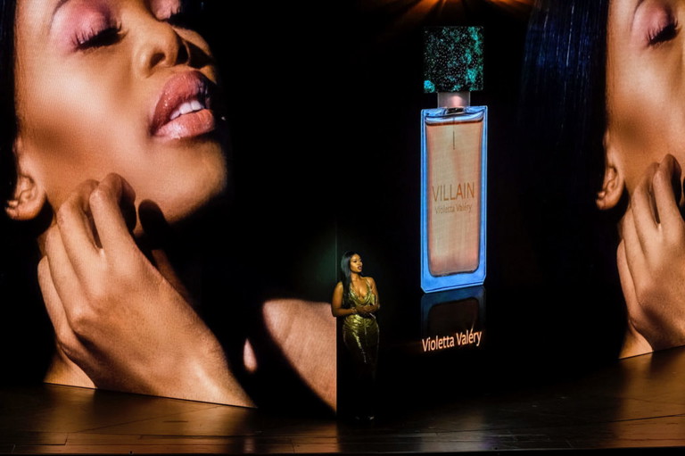 Die Influencerin. Pretty Yende als  Violetta auf der Bühne in Paris. Sie ist eine Influencerin mit eigenem Parfum.