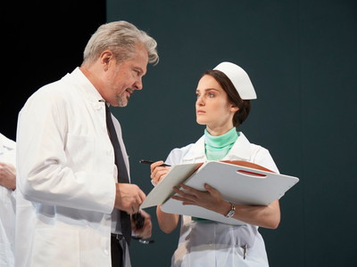 Herbert Föttinger als Professor Berhardi mit Alma Hasun.