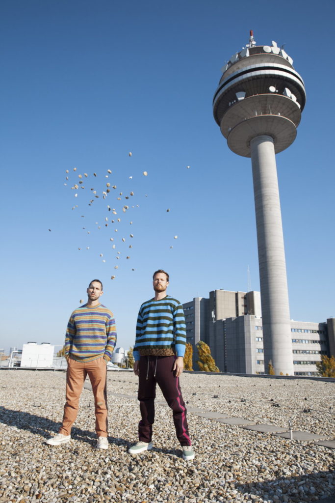 Am Dach der Probebühne der Wiener Staatsoper im ­Objekt 19 im Arsenal. Im Hintergrund sehen Sie den 155 Meter hohen A1-Funkturm. Die Steine im Vordergrund ­fliegen, weil sie von Kyle Ketelsen  Converse Fear of god)