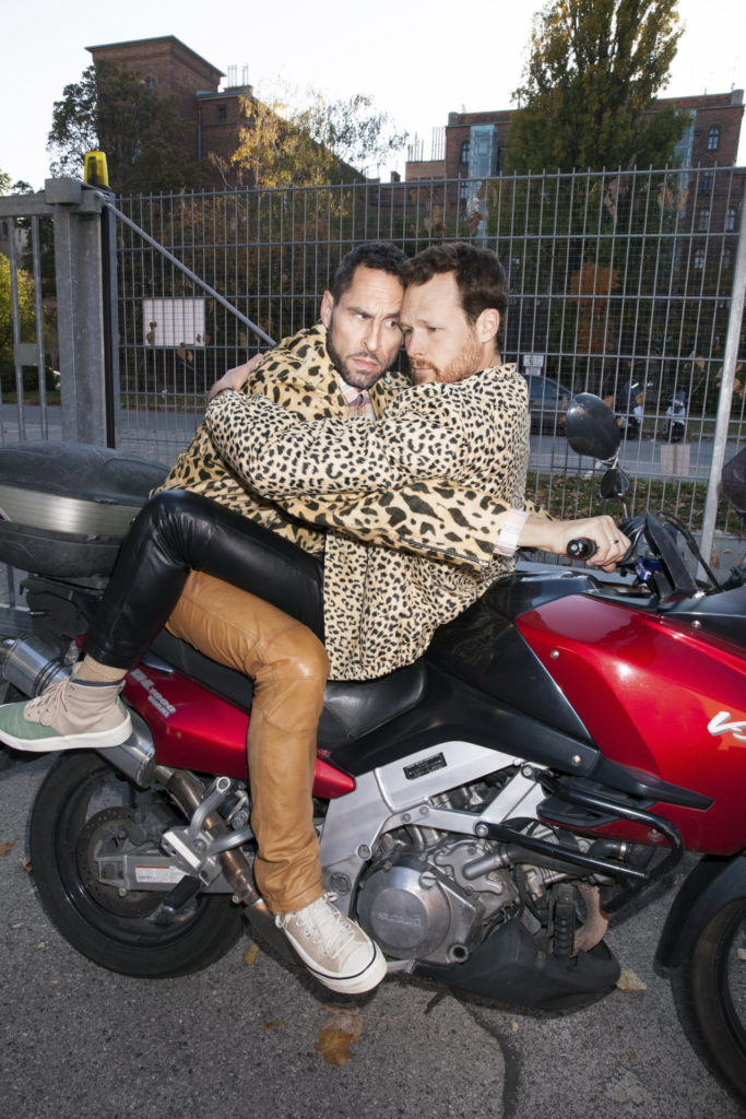 Humor ist, wenn man ein Foto von Trash-Ikone Kim Kardashian und Kanye West nachstellt: Kyle Ketelsen und Philippe Sly auf dem Motorrad eines Bühne-Technikers. Mozart und Da Ponte hätten sich darüber köstlich amüsiert … 