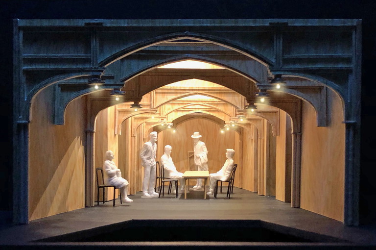 Die Bühne für „Richard III.“ ist inspiriert von historischen Tudor-Hallen, in denen auch tatsächlich Theater gespielt wurde. Nikolaus Webern wollte diesen Stil aber mit provisorisch wirkenden Materialien wie unbehandelten Holzplatten brechen, weil er den Kontrast aus filigran und roh spannend findet.