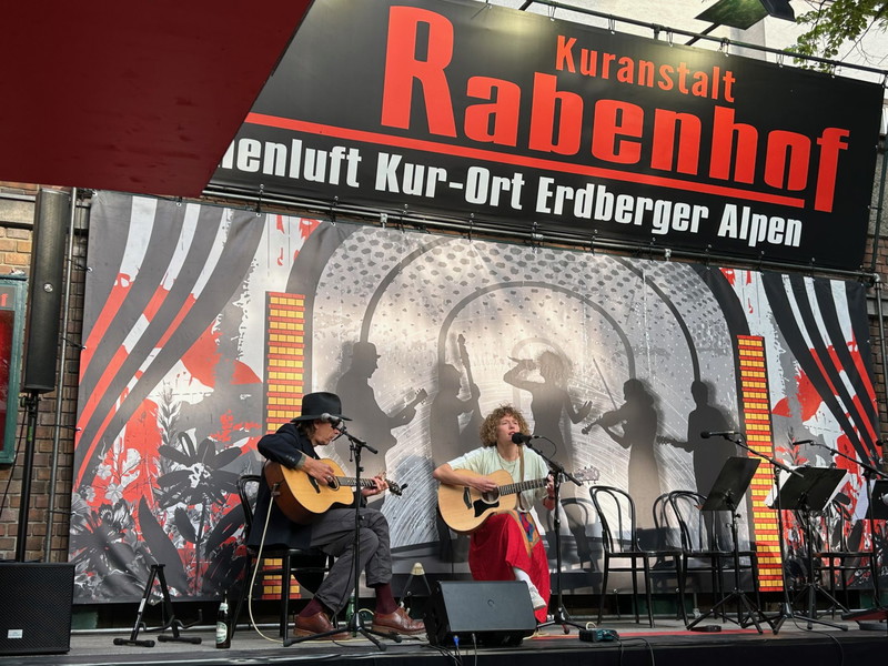 Ernst Molden und Anna Mabo bei der Programmpräsentation des Rabenhof Theaters. 
