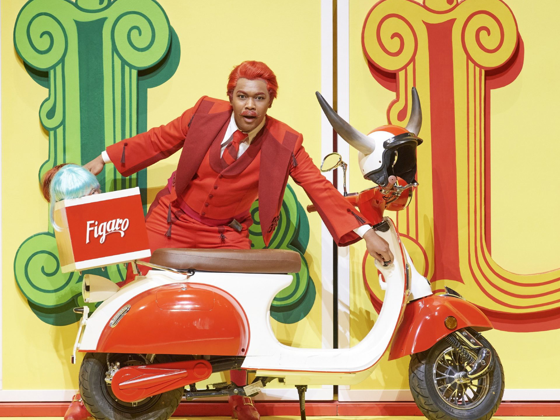 Michael Arivony ist auf der Bühne der Wiener Staatsoper in „Der Barbier für Kinder" als Figaro zu erleben. 