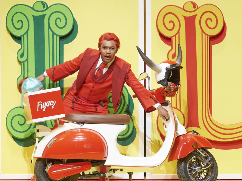 Michael Arivony ist auf der Bühne der Wiener Staatsoper in „Der Barbier für Kinder" als Figaro zu erleben. 