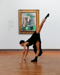 Rebecca Horner interpretiert Picasso in der leeren Albertina