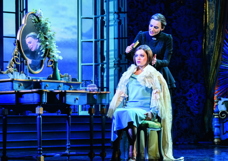 Nienke Latten n Verkaik (Mrs. Danvers) in „Rebecca“.