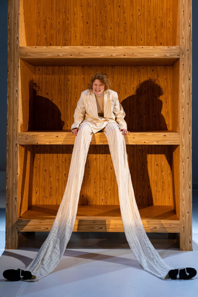 Gesa Geue im Bühnenbild von „Heimliche Idioten“ im Kosmos Theater. 
