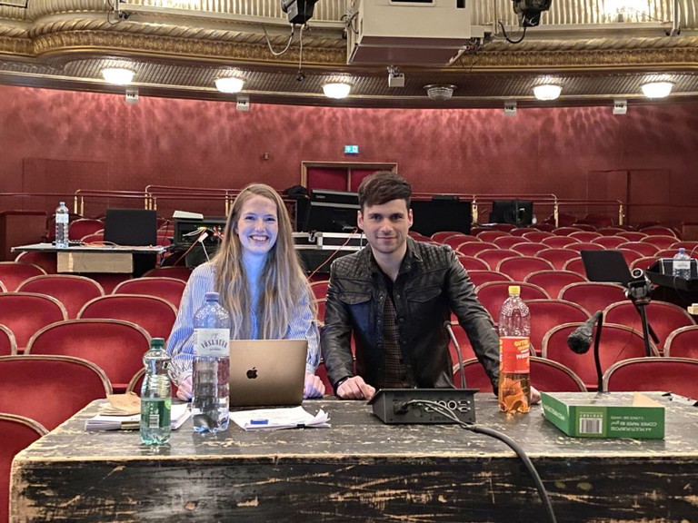 Mechthild Harnischmacher und Richard Panzenböck am Regiepult im Burgtheater.